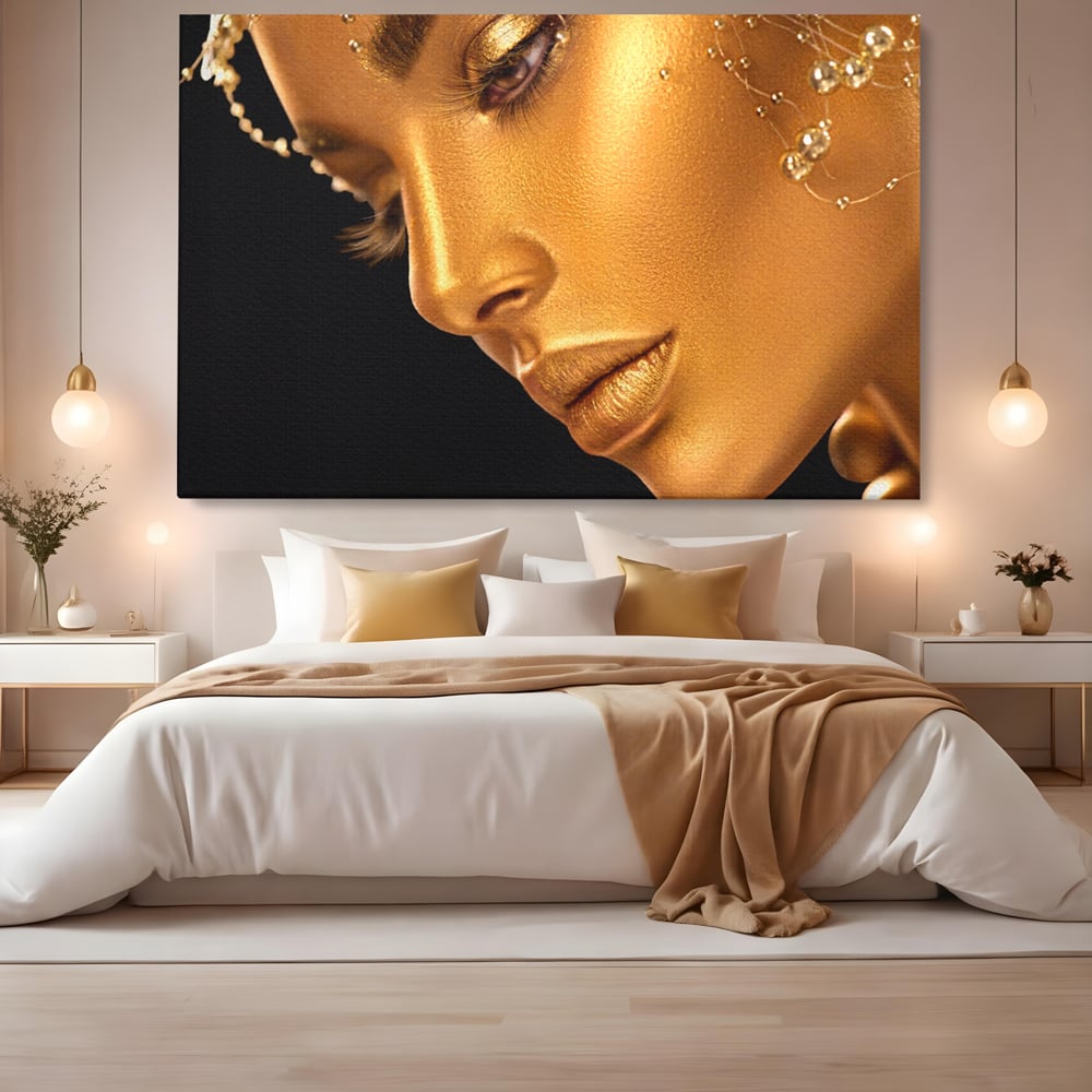 Tablou canvas cu tablou canvas cu femeie in nuante aurii, fara rama, pe sasiu de lemn, pe perete intr-un dormitor